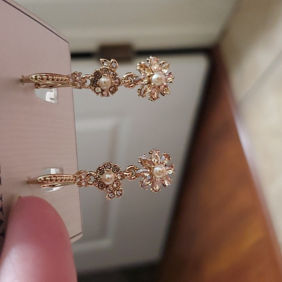 ☆NWT☆ Marchesa gold and rhinestone drop earrings - Picture 5 of 7